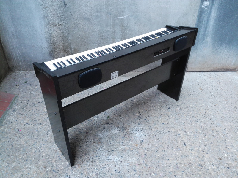 piano electrico madera plastico 82x133x34 (60eu.) 1u